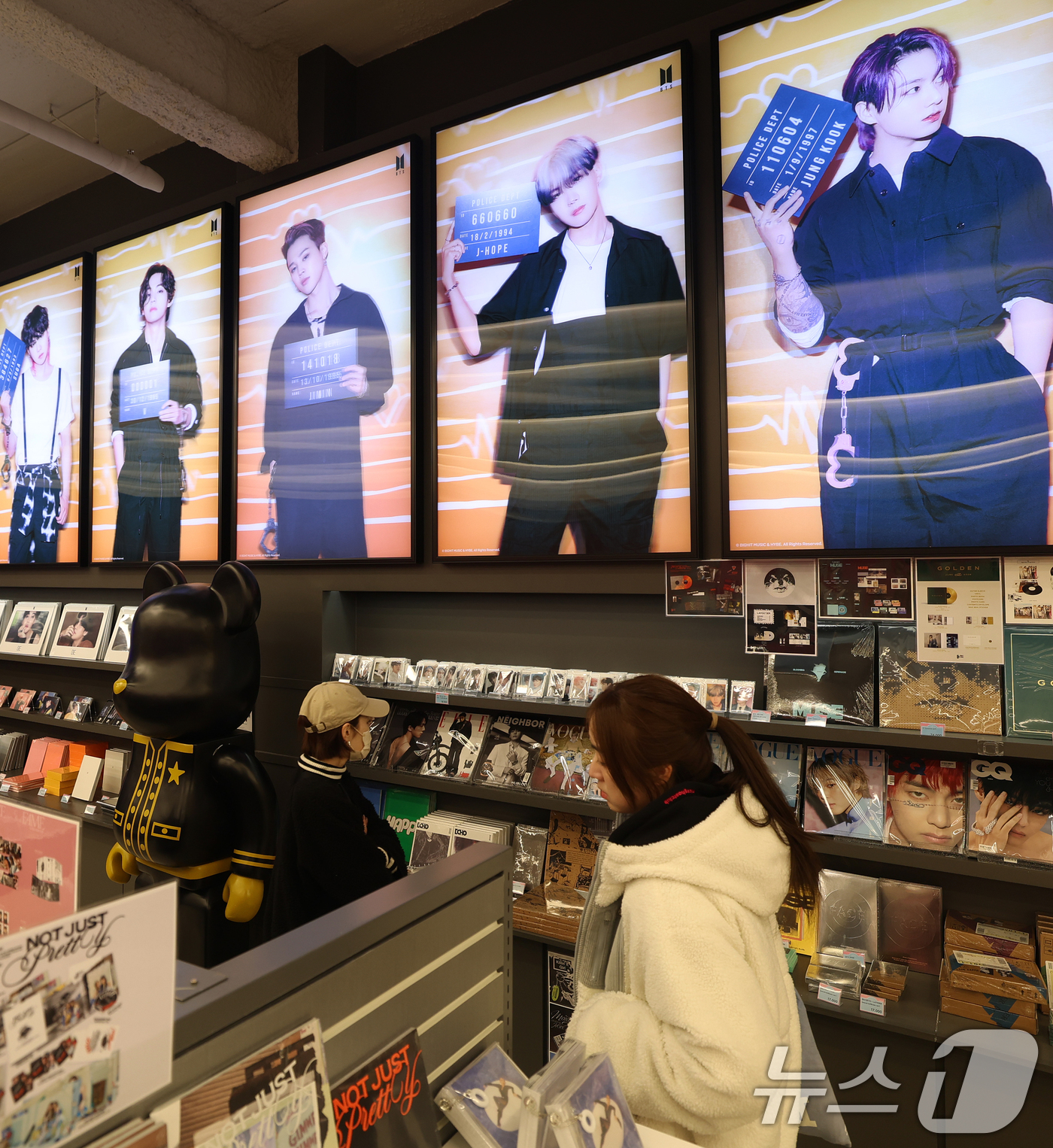 (서울=뉴스1) 오대일 기자 = 3년 9개월 만에 컴백하는 방탄소년단(BTS)의 '아리랑' 공연을 이틀 앞둔 19일 서울 중구 명동의 한 케이팝 굿즈샵에 BTS 앨범과 굿즈가 진열 …