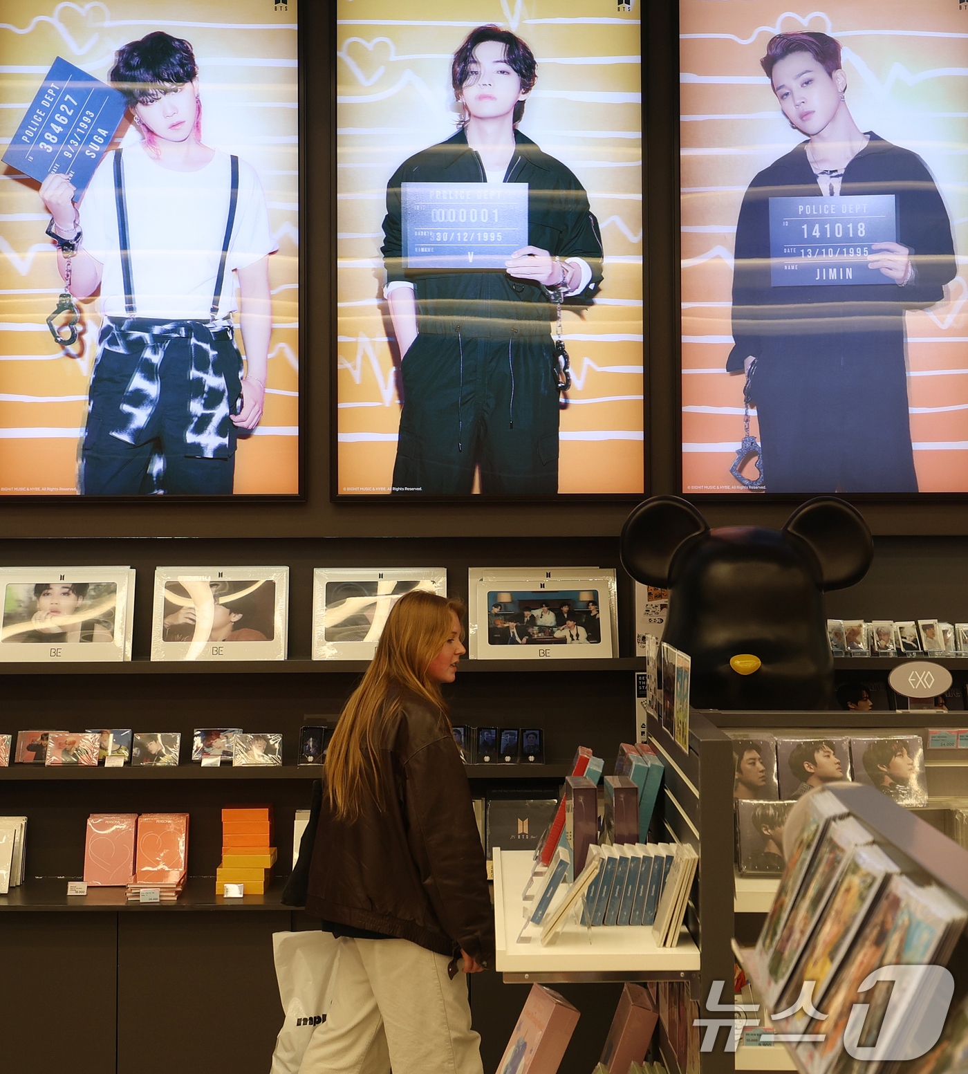 (서울=뉴스1) 오대일 기자 = 3년 9개월 만에 컴백하는 방탄소년단(BTS)의 '아리랑' 공연을 이틀 앞둔 19일 서울 중구 명동의 한 케이팝 굿즈샵에 BTS 앨범과 굿즈가 진열 …