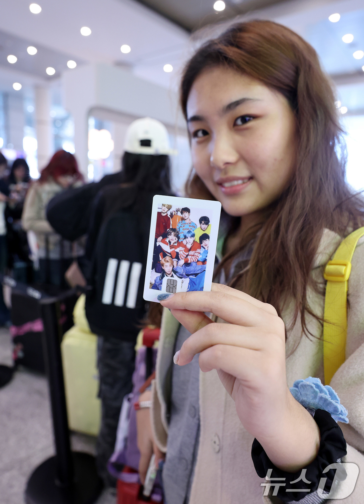 (인천공항=뉴스1) 박지혜 기자 = 19일 인천국제공항에서 BTS 팬클럽 ‘아미’인 중국인 클로이(20)가 입국해 BTS사진으로 만든 티머니 교통카드를 들어보이고 있다.오는 21일 …