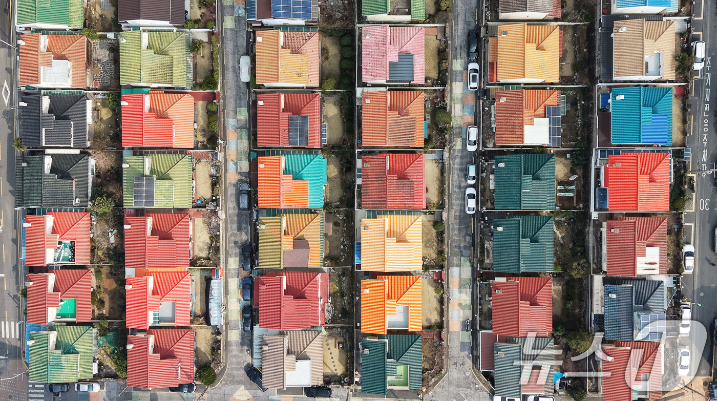 (부산=뉴스1) 윤일지 기자 = 방탄소년단(BTS) 컴백 공연을 이틀 앞둔 19일 부산 북구 만덕 레고마을의 알록달록한 지붕들이 줄지어 있다.만덕 레고마을은 BTS 멤버 정국이 어 …