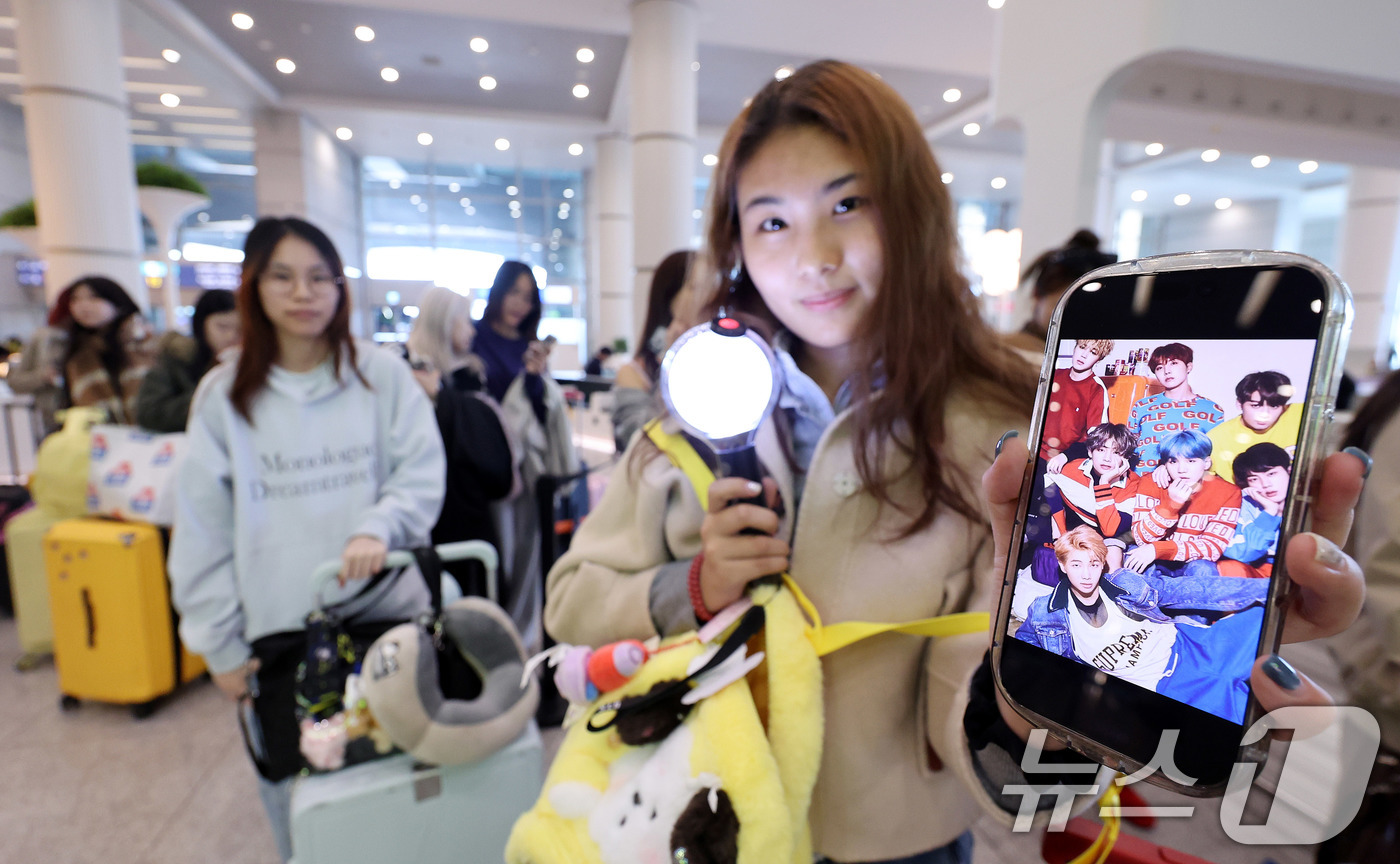 (인천공항=뉴스1) 박지혜 기자 = 19일 인천국제공항에서 BTS 팬클럽 ‘아미’인 중국인 클로이(20)가 입국하며 아미밤(방탄소년단 공식 응원봉)을 들어 보이고 있다.오는 21일 …