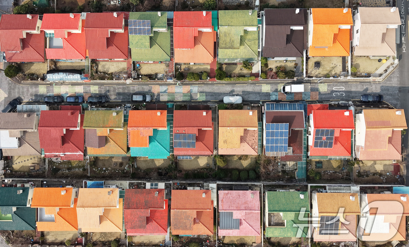 (부산=뉴스1) 윤일지 기자 = 방탄소년단(BTS) 컴백 공연을 이틀 앞둔 19일 부산 북구 만덕 레고마을의 알록달록한 지붕들이 줄지어 있다.만덕 레고마을은 BTS 멤버 정국이 어 …