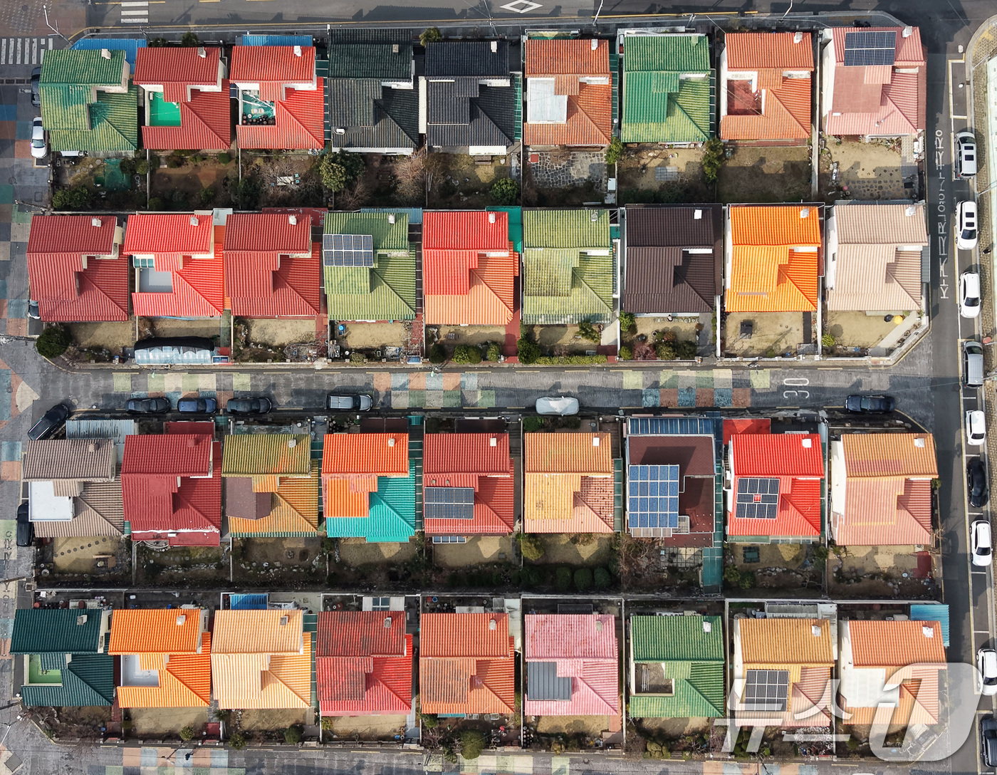 (부산=뉴스1) 윤일지 기자 = 방탄소년단(BTS) 컴백 공연을 이틀 앞둔 19일 부산 북구 만덕 레고마을의 알록달록한 지붕들이 줄지어 있다.만덕 레고마을은 BTS 멤버 정국이 어 …