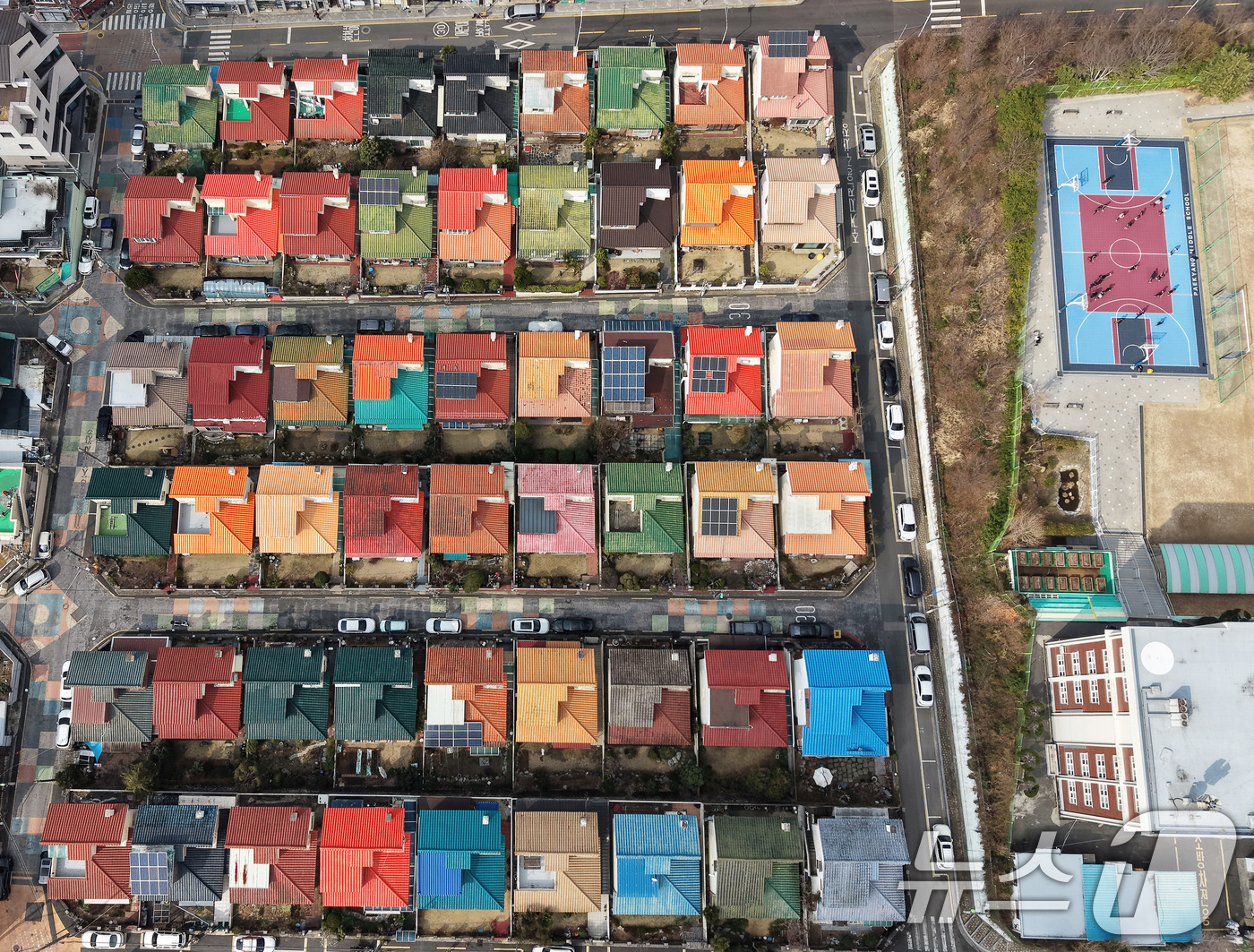 (부산=뉴스1) 윤일지 기자 = 방탄소년단(BTS) 컴백 공연을 이틀 앞둔 19일 부산 북구 만덕 레고마을의 알록달록한 지붕들이 줄지어 있다. 옆으로는 정국이 다녔던 백양중학교가 …