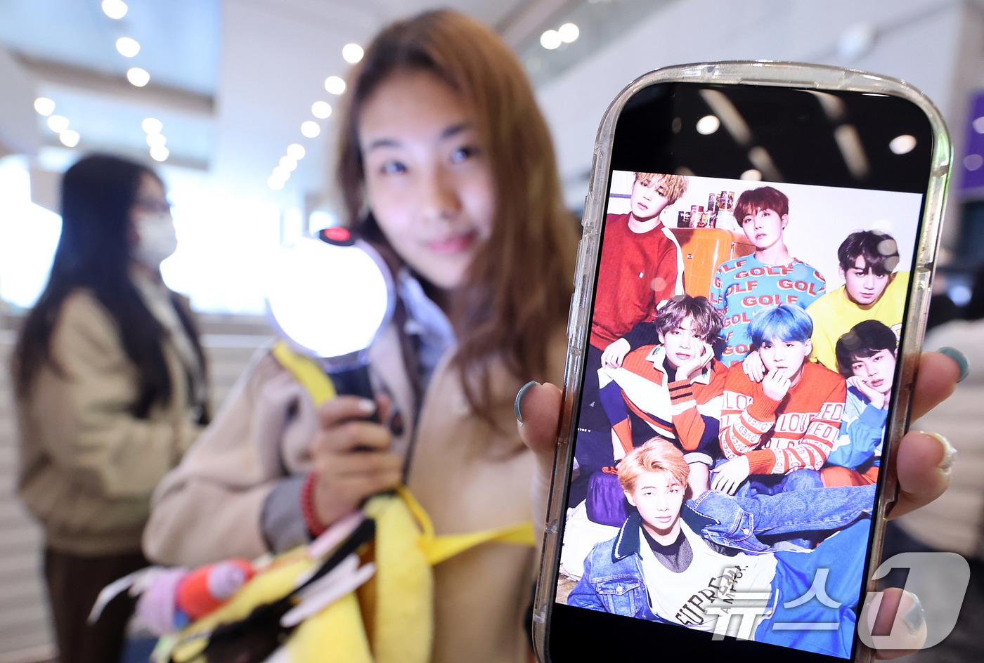 (인천공항=뉴스1) 박지혜 기자 = 19일 인천국제공항에서 BTS 팬클럽 ‘아미’인 중국인 클로이(20)가 입국하며 아미밤(방탄소년단 공식 응원봉)을 들어 보이고 있다.오는 21일 …