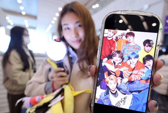 광화문 뜨겁게 달군다…BTS 공연 앞두고 입국한 아미