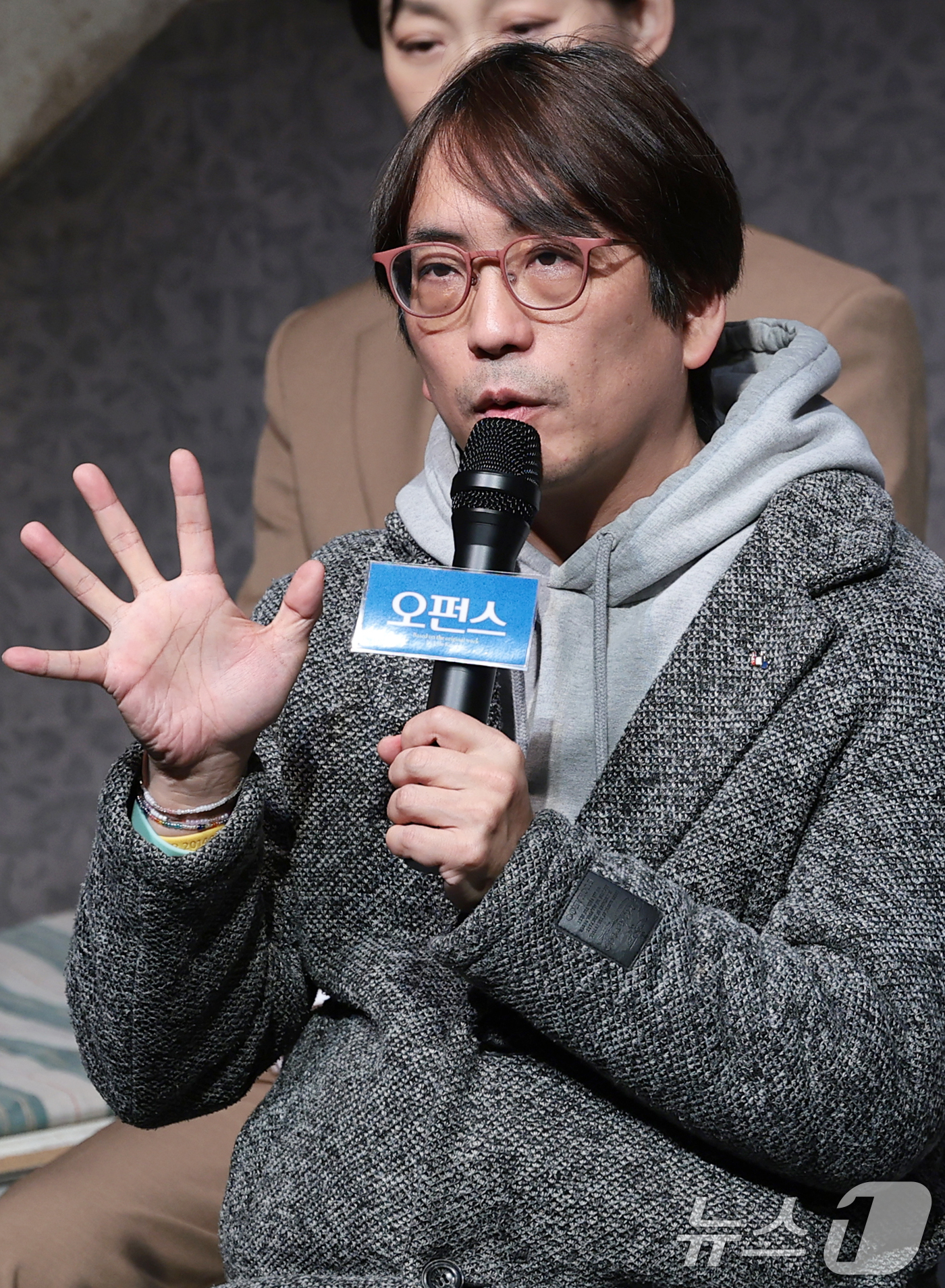 (서울=뉴스1) 권현진 기자 = 김태형 연출이 19일 서울 종로구 대학로 티오엠에서 열린 연극 ‘오펀스’ 프레스콜 및 기자간담회에서 취재진 질문에 답하고 있다. 2026.3.19/ …