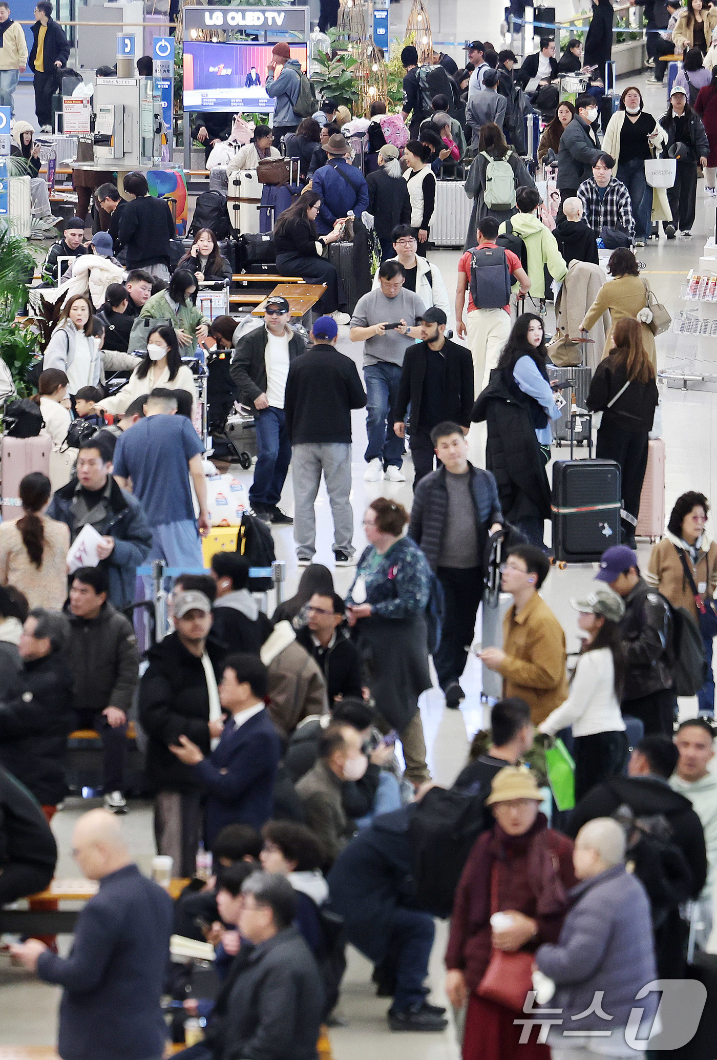(인천공항=뉴스1) 박지혜 기자 = 19일 인천국제공항에서 외국인 관광객들이 입국하고 있다.오는 21일 서울 광화문광장에서 열리는 BTS 컴백 공연을 관람하기 위해 전 세계 ‘아미 …