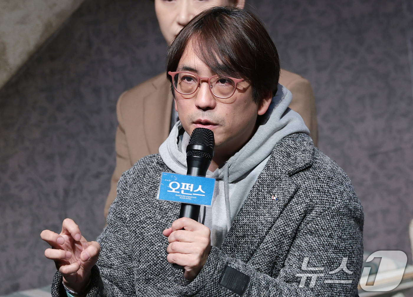 (서울=뉴스1) 권현진 기자 = 김태형 연출이 19일 서울 종로구 대학로 티오엠에서 열린 연극 ‘오펀스’ 프레스콜 및 기자간담회에서 취재진 질문에 답하고 있다. 2026.3.19/ …