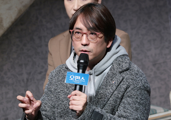 취재진 질문에 답하는 김태형 연출