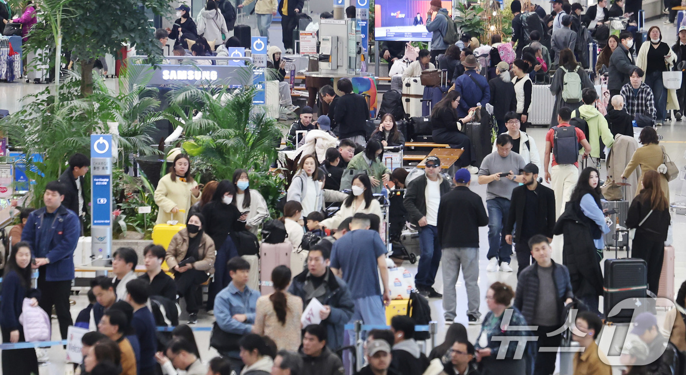 (인천공항=뉴스1) 박지혜 기자 = 19일 인천국제공항에서 외국인 관광객들이 입국하고 있다.오는 21일 서울 광화문광장에서 열리는 BTS 컴백 공연을 관람하기 위해 전 세계 ‘아미 …