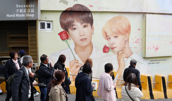 "쇼핑 대신 BTS 순례"…1억 팬덤 발길에 고궁·지역 명소 '들썩'