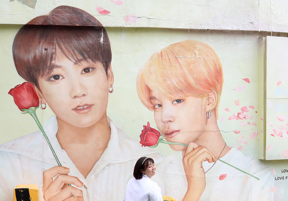 BTS 정국·지민 벽화서 사진 찍는 외국인 관광객들
