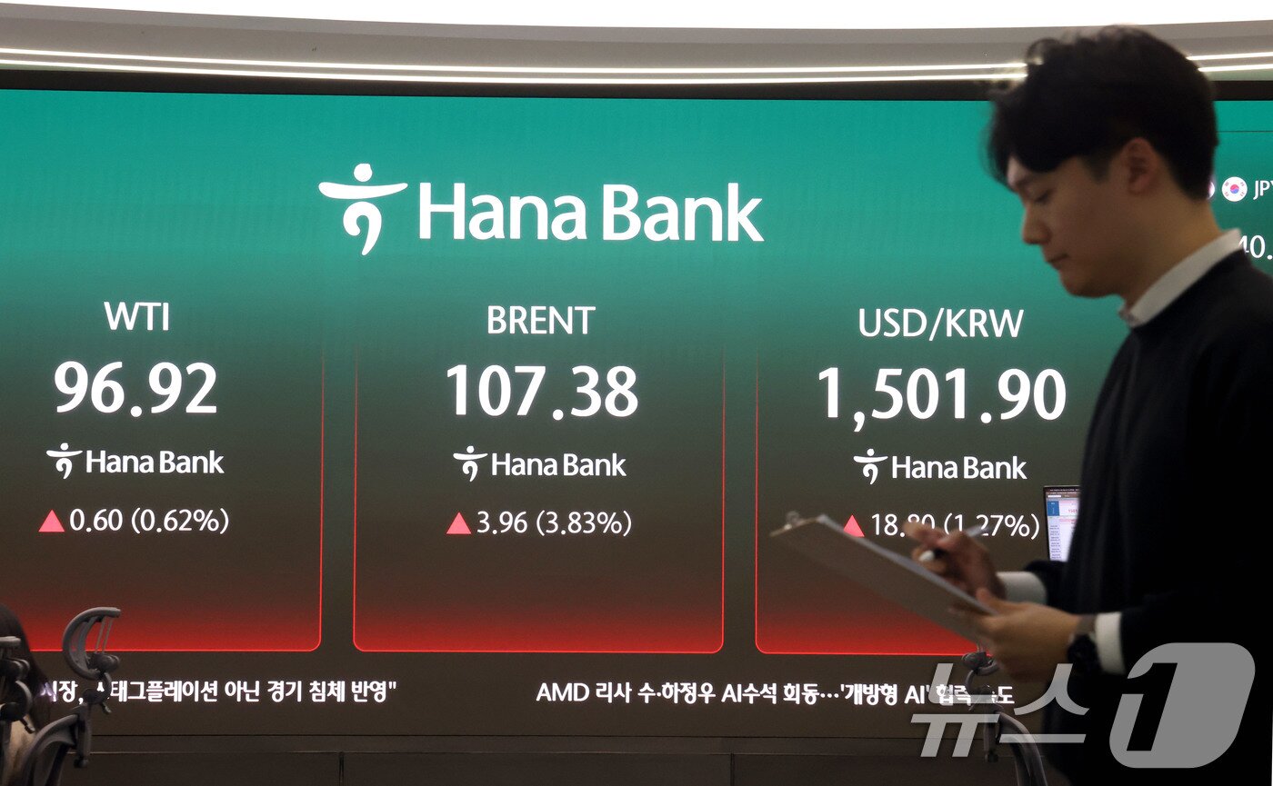 본문 이미지 - 19일 서울 중구 하나은행 딜링룸 현황판에 1500원을 재돌파한 원/달러 환율과 국제 유가 기준인 브렌트유, 미국 서부텍사스산원유(WTI)가 표시되고 있다. 이날 코스피는 전장대비 161.81포인트(2.73%) 하락한 5,763.22에 장을 마쳤다. 2026.3.19 ⓒ 뉴스1 이광호 기자
