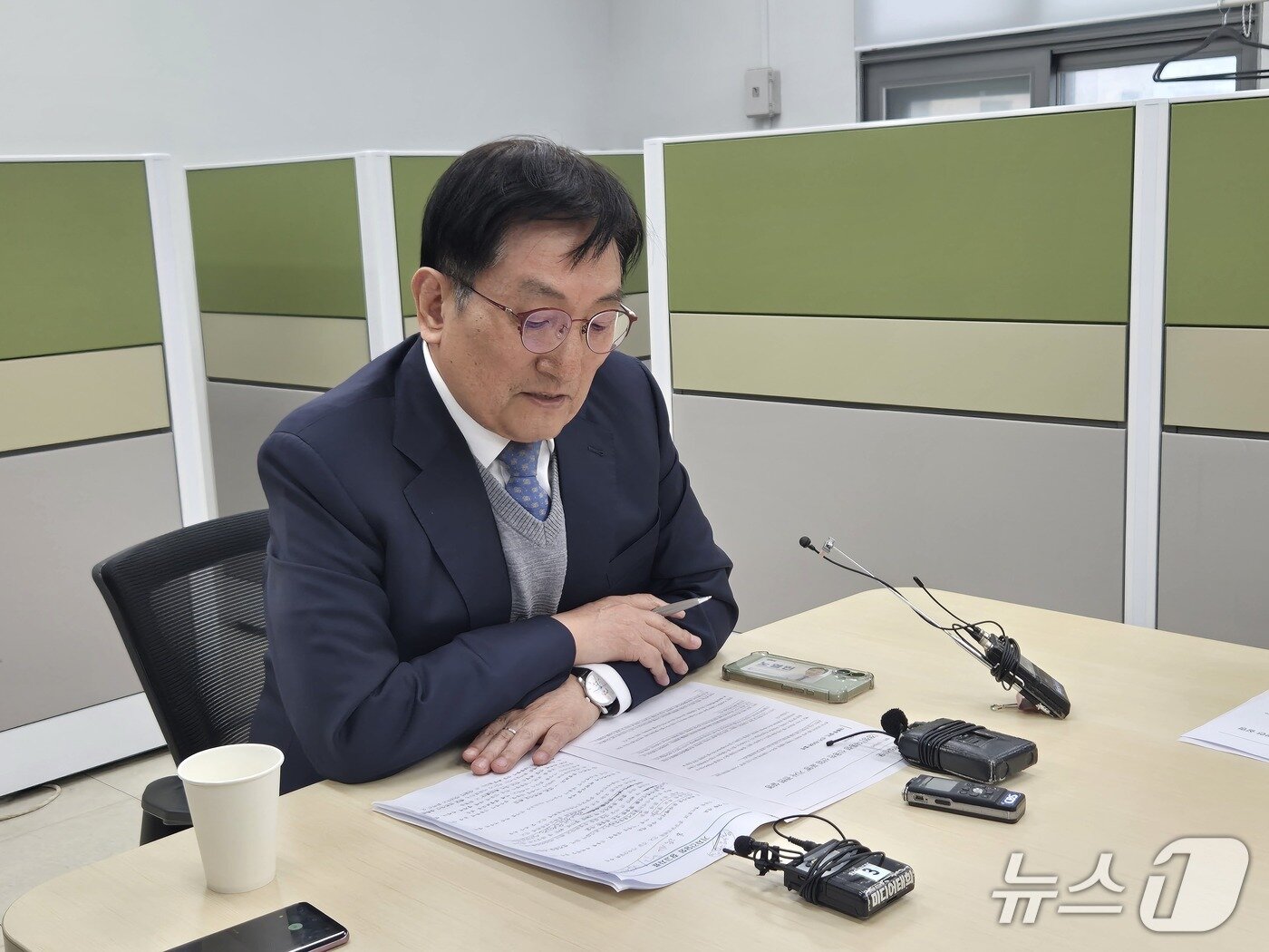 본문 이미지 - 노영민 더불어민주당 충북지사 예비후보가 18일 충북도청 기자실을 찾아 신용한 예비후보의 ''대통령 공개 신임' 선거 문자는 허위사실 유포에 해당한다고 주장하고 있다.