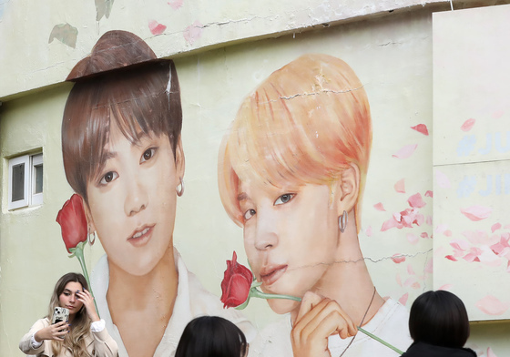 BTS 정국·지민 벽화서 사진 찍는 외국인 관광객들