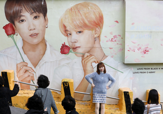 BTS 정국·지민 벽화서 사진 찍는 외국인 관광객들