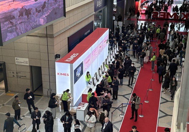 K-의료기기 최대장터 키메스 개막…외국인 발길 늘며 '북적'[르포]
