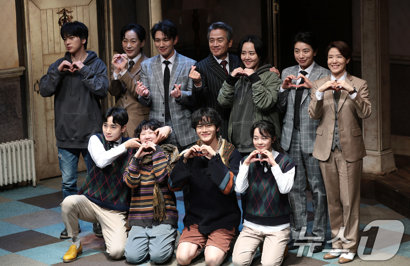 (서울=뉴스1) 권현진 기자 = 배우 박지일과 문근영을 비롯한 출연 배우들이 19일 서울 종로구 대학로 티오엠에서 열린 연극 ‘오펀스’ 프레스콜에서 포즈를 취하고 있다. 2026. …