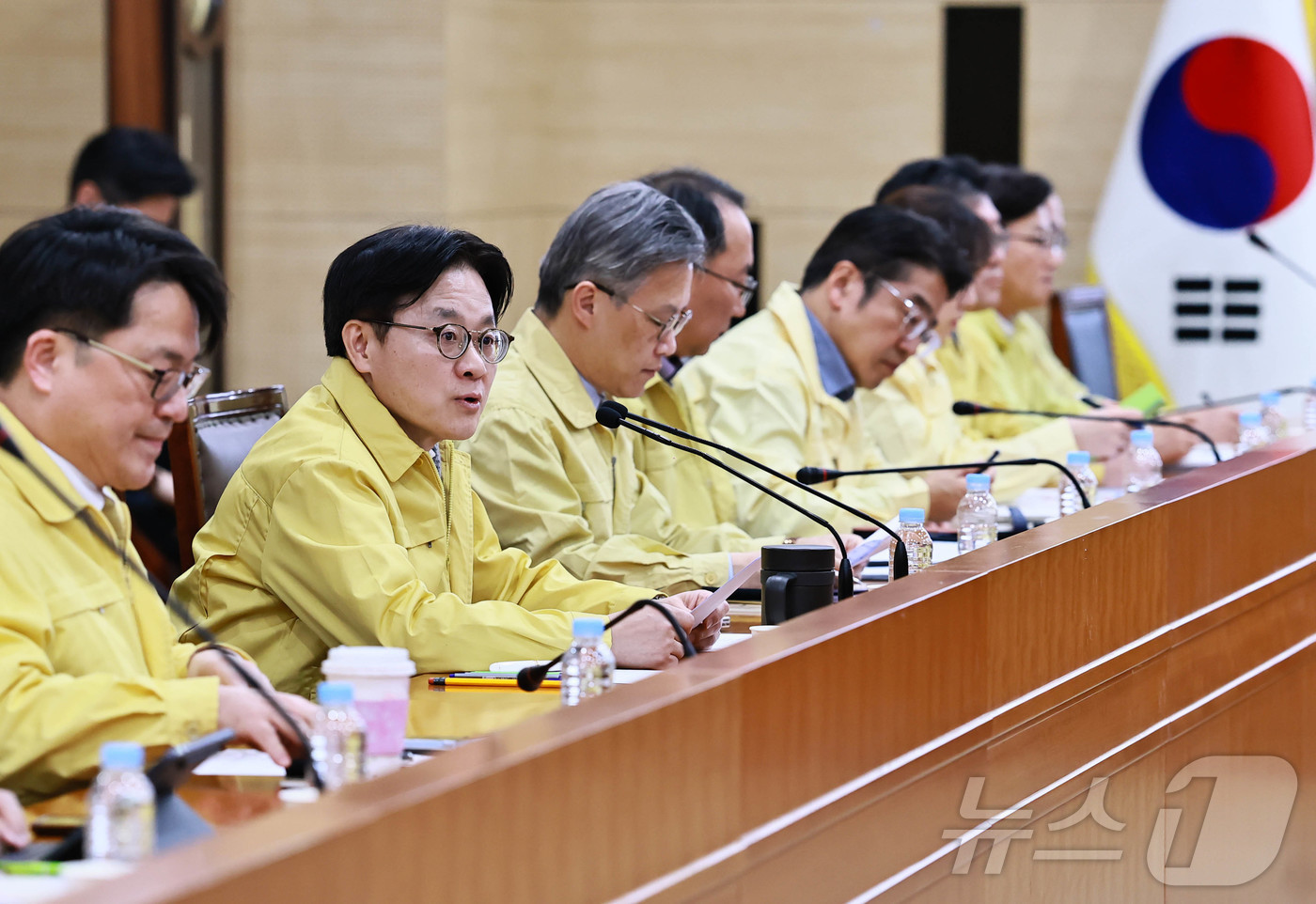 (서울=뉴스1) = 김정관 산업통상부 장관이 19일 오후 정부세종청사 산업부 대회의실에서 열린 산업통상부 확대간부회의에서 인사말을 하고 있다. (산업통상부 제공. 재판매 및 DB …