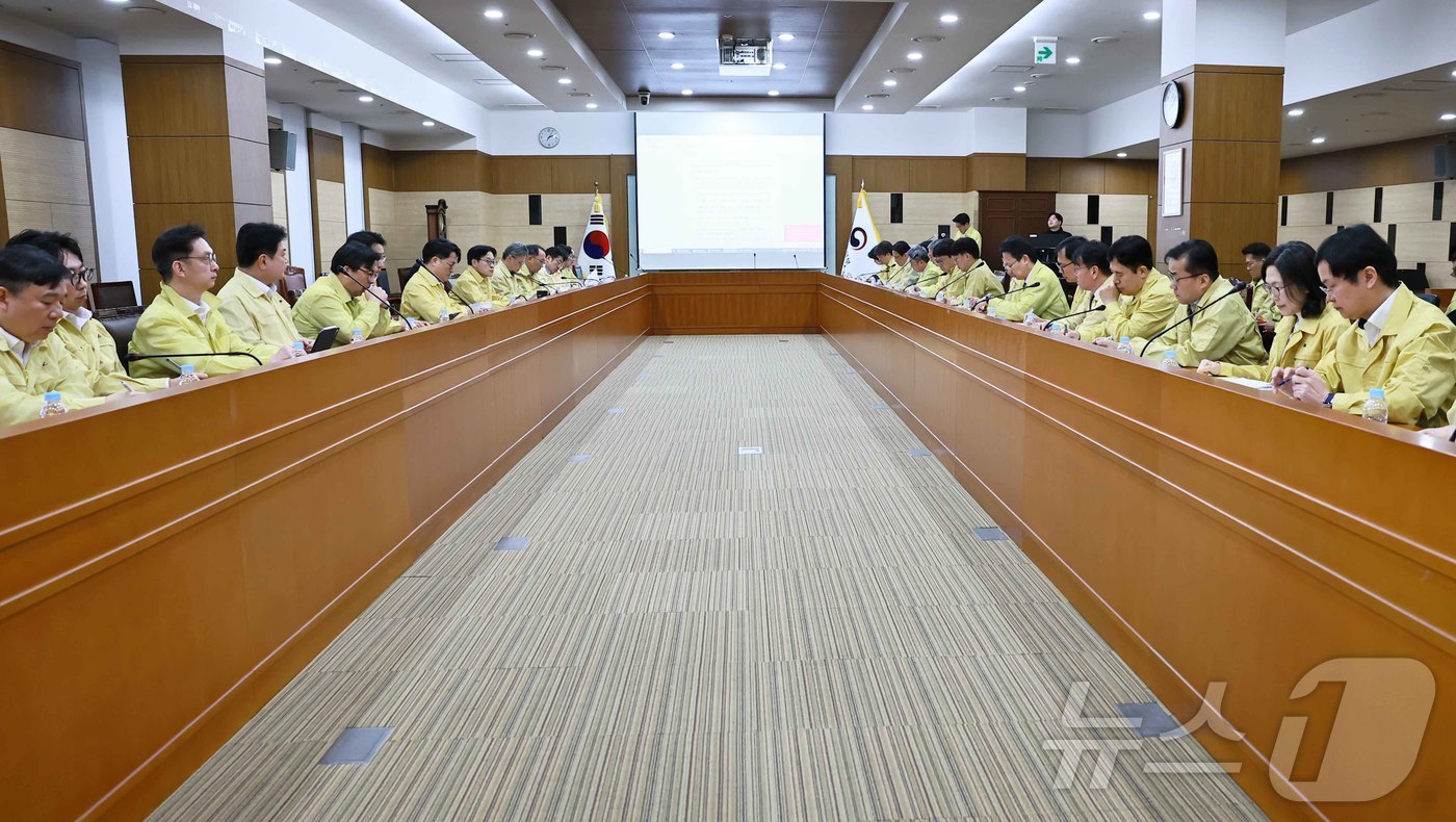 (서울=뉴스1) = 김정관 산업통상부 장관이 19일 오후 정부세종청사 산업부 대회의실에서 열린 산업통상부 확대간부회의를 주재하고 있다. (산업통상부 제공. 재판매 및 DB 금지) …