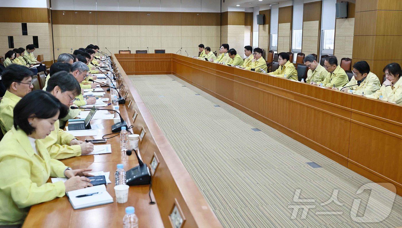 (서울=뉴스1) = 김정관 산업통상부 장관이 19일 오후 정부세종청사 산업부 대회의실에서 열린 산업통상부 확대간부회의를 주재하고 있다. (산업통상부 제공. 재판매 및 DB 금지) …