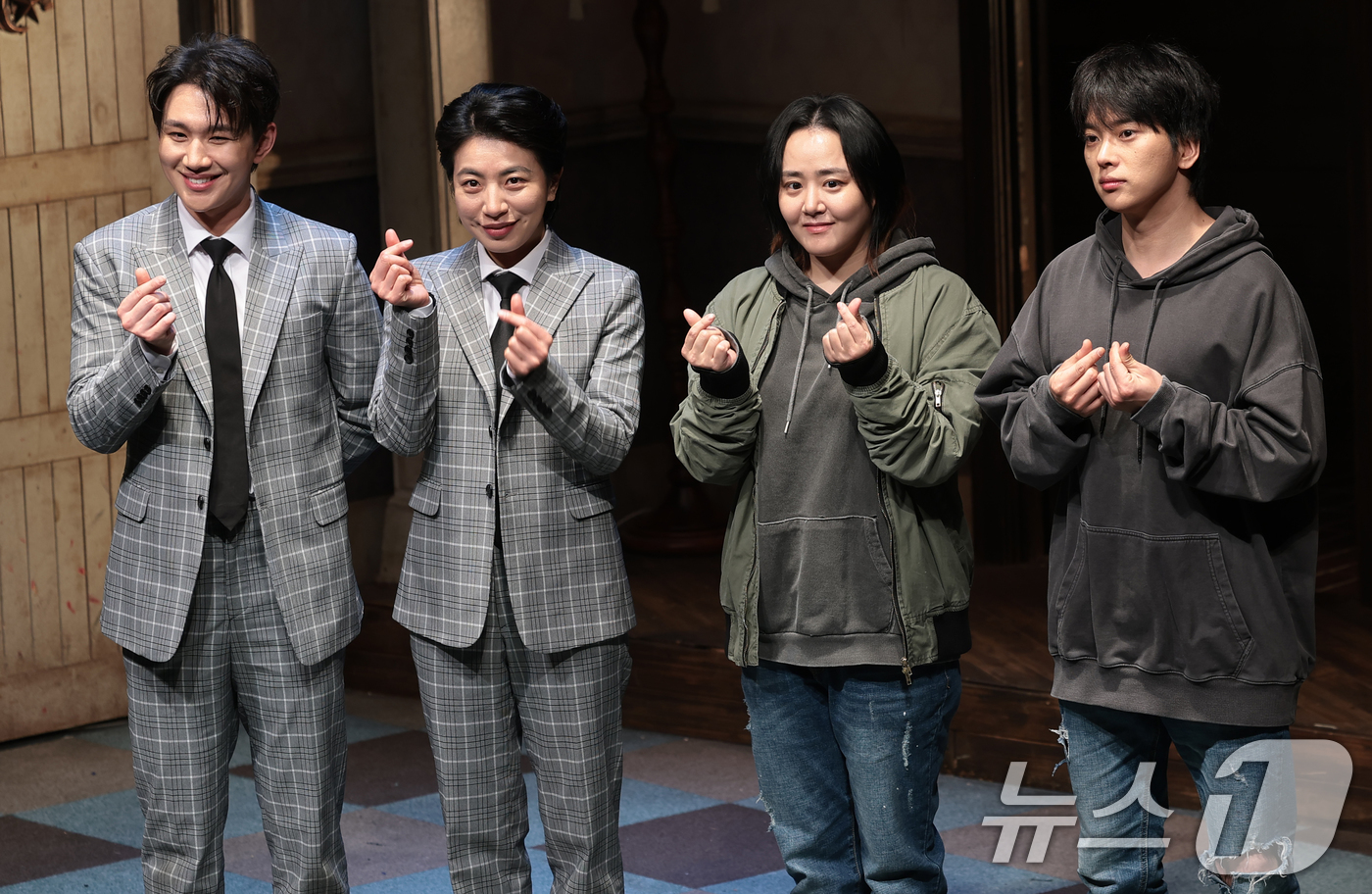 (서울=뉴스1) 권현진 기자 = 배우 오승훈(왼쪽부터)과 정인지, 문근영, 최석진이 19일 서울 종로구 대학로 티오엠에서 열린 연극 ‘오펀스’ 프레스콜에서 포즈를 취하고 있다. 2 …