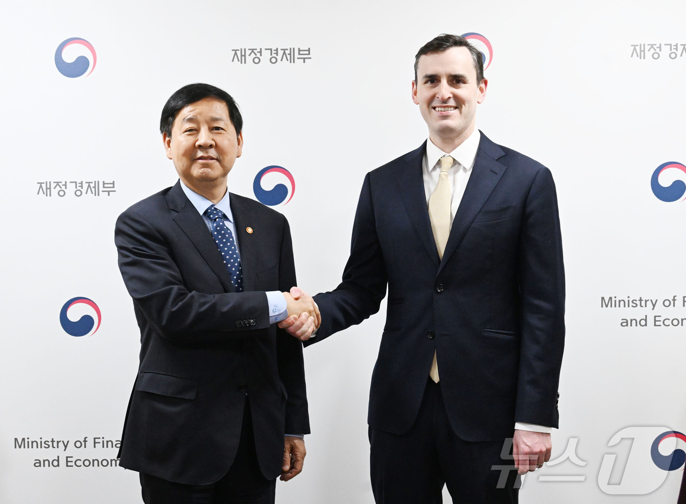 (서울=뉴스1) = 구윤철 부총리 겸 재정경제부 장관이 19일 서울 종로구 정부서울청사에서 댄 카츠 IMF 수석 부총재와 기념촬영을 하고 있다. (재정경제부 제공. 재판매 및 DB …