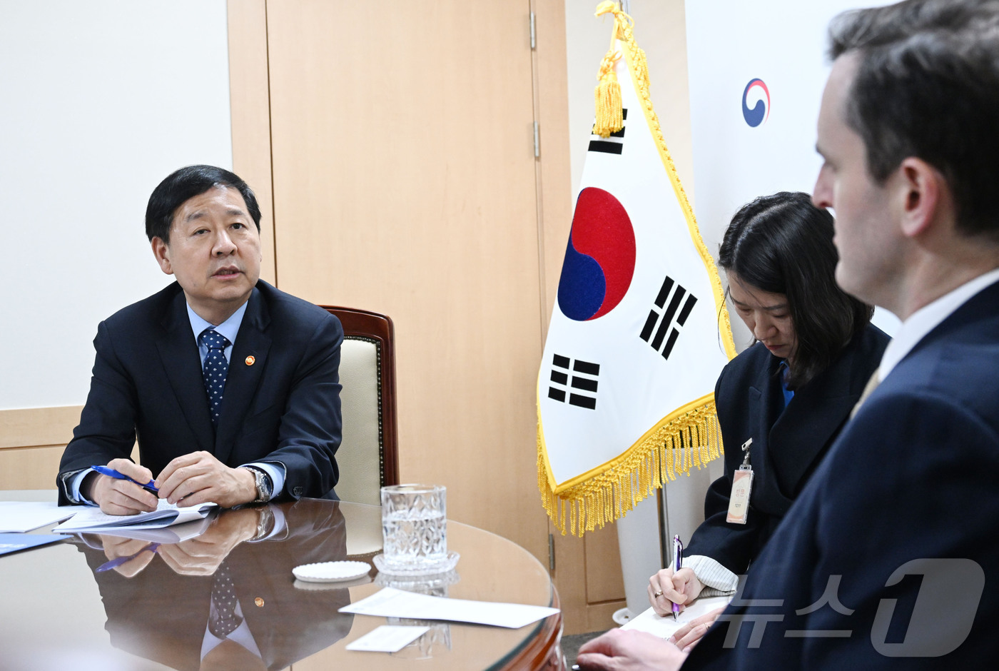 (서울=뉴스1) = 구윤철 부총리 겸 재정경제부 장관이 19일 서울 종로구 정부서울청사에서 댄 카츠 IMF 수석 부총재와 면담을 하고 있다. (재정경제부 제공. 재판매 및 DB 금 …