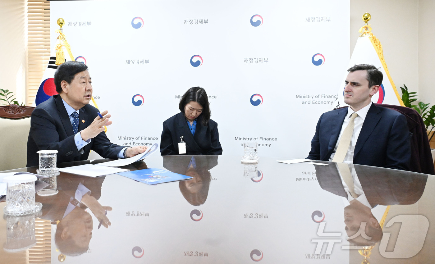 (서울=뉴스1) = 구윤철 부총리 겸 재정경제부 장관이 19일 서울 종로구 정부서울청사에서 댄 카츠 IMF 수석 부총재와 면담을 하고 있다. (재정경제부 제공. 재판매 및 DB 금 …