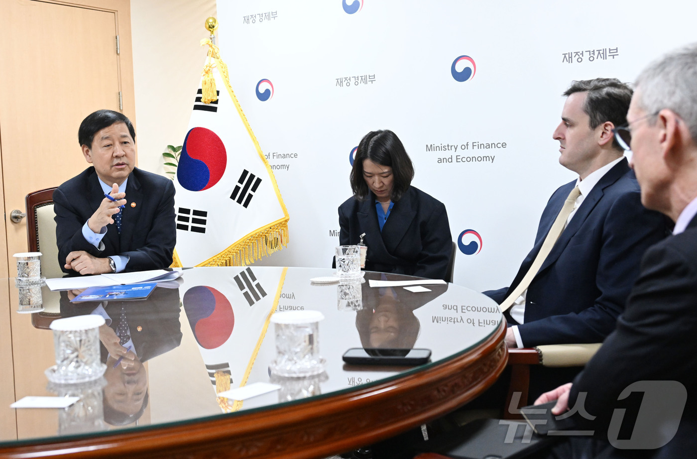 (서울=뉴스1) = 구윤철 부총리 겸 재정경제부 장관이 19일 서울 종로구 정부서울청사에서 댄 카츠 IMF 수석 부총재와 면담을 하고 있다. (재정경제부 제공. 재판매 및 DB 금 …