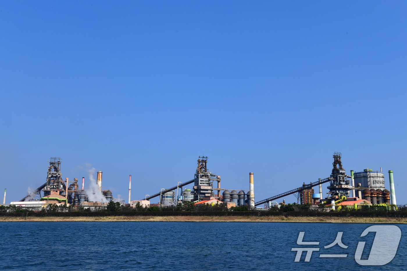 (포항=뉴스1) 최창호 기자 = 19일 오후 포스코 포항제철소 상공 위로 푸른 봄하늘이 펼쳐지고 있다. 2026.3.19/뉴스1