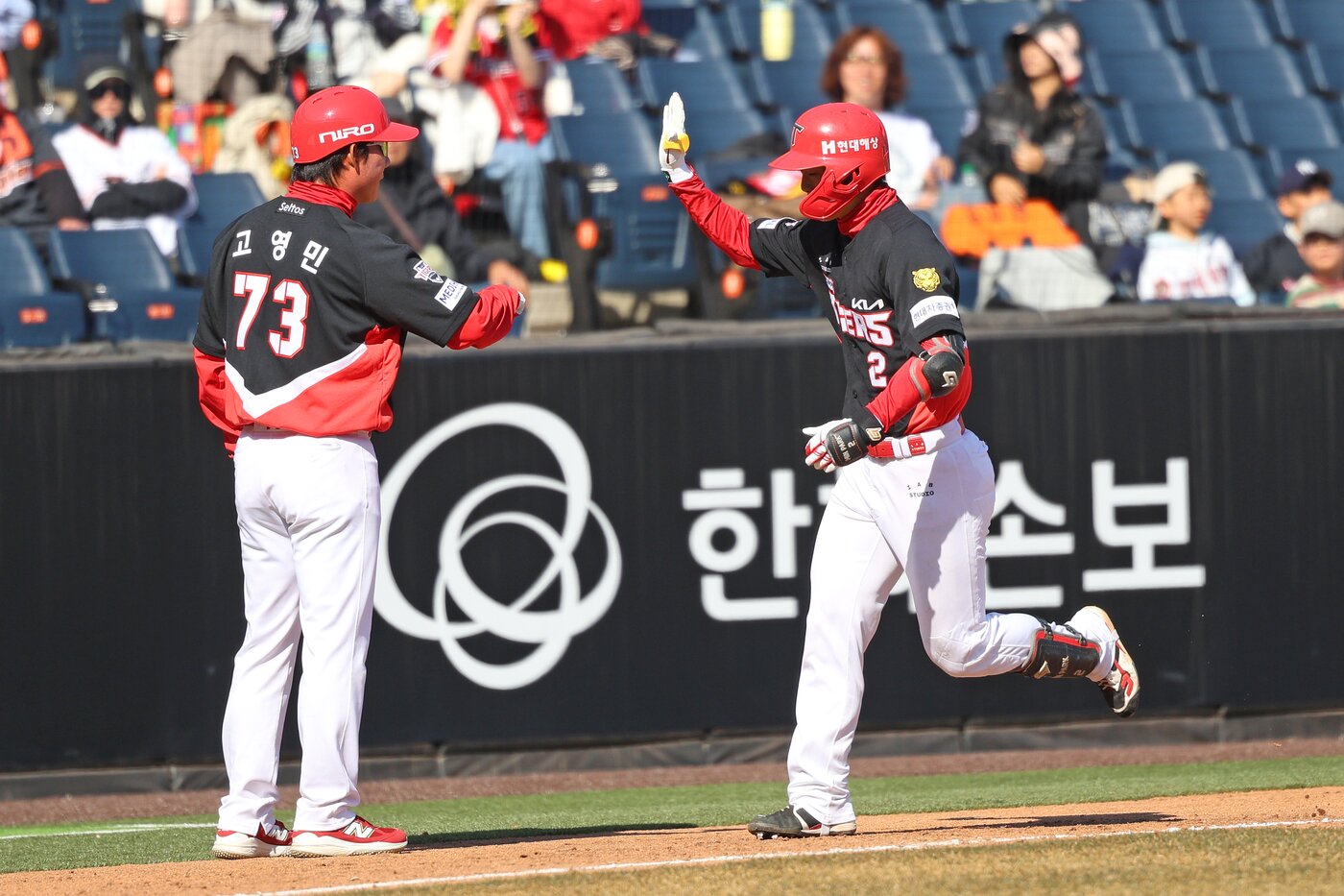 본문 이미지 - KIA 박민(오른쪽)이 19일 한화와 시범경기에서 홈런을 치고 베이스를 돌고 있다.(KIA 타이거즈 제공)