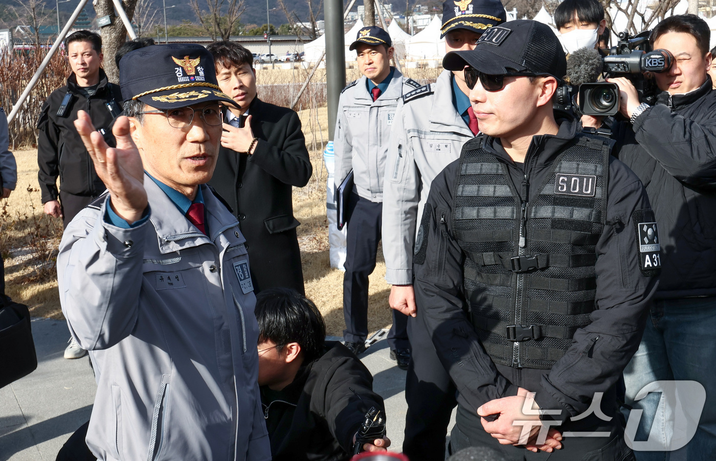 (서울=뉴스1) 최지환 기자 = 유재성 경찰청장 직무대행이 19일 오후 오는 21일 방탄소년단(BTS) 컴백 공연이 열리는 서울 종로구 광화문광장 일대를 현장점검하고 있다. 202 …