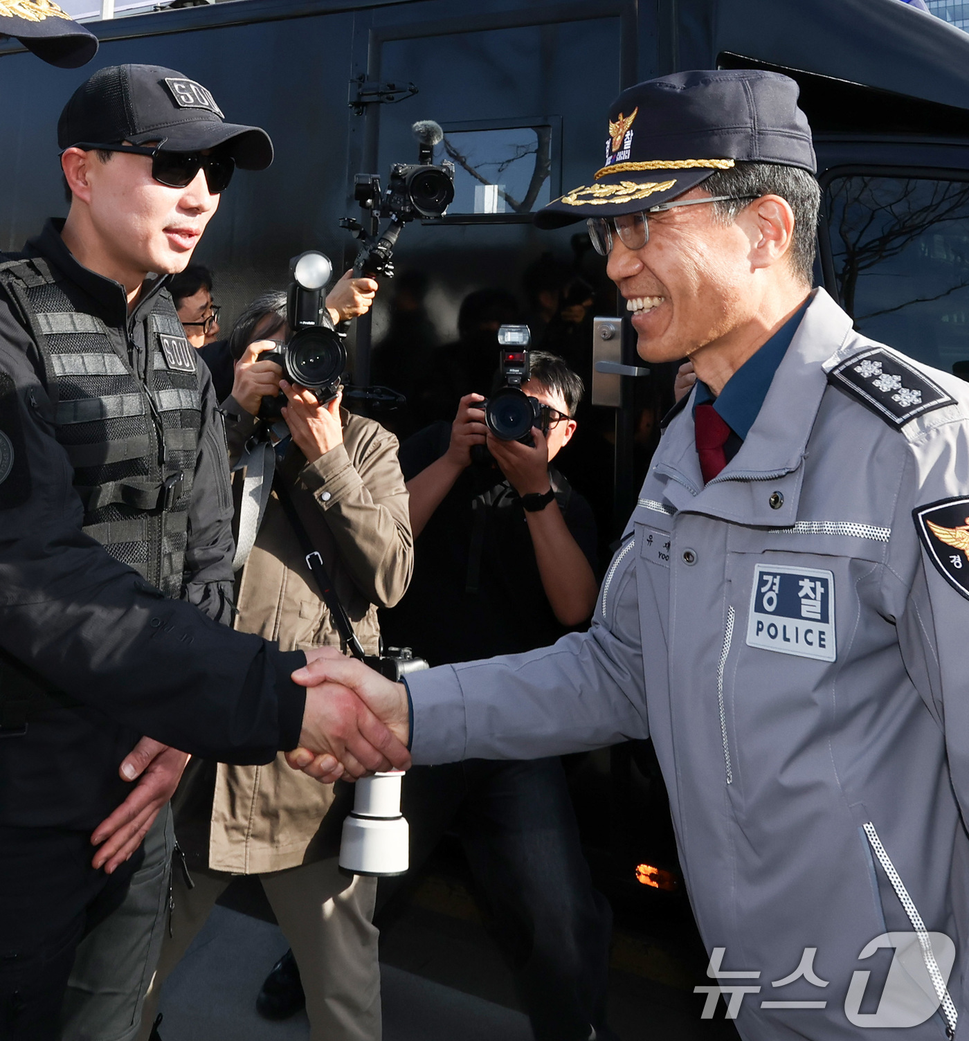 (서울=뉴스1) 최지환 기자 = 유재성 경찰청장 직무대행이 19일 오후 오는 21일 방탄소년단(BTS) 컴백 공연이 열리는 서울 종로구 광화문광장 일대를 현장점검하고 있다. 202 …