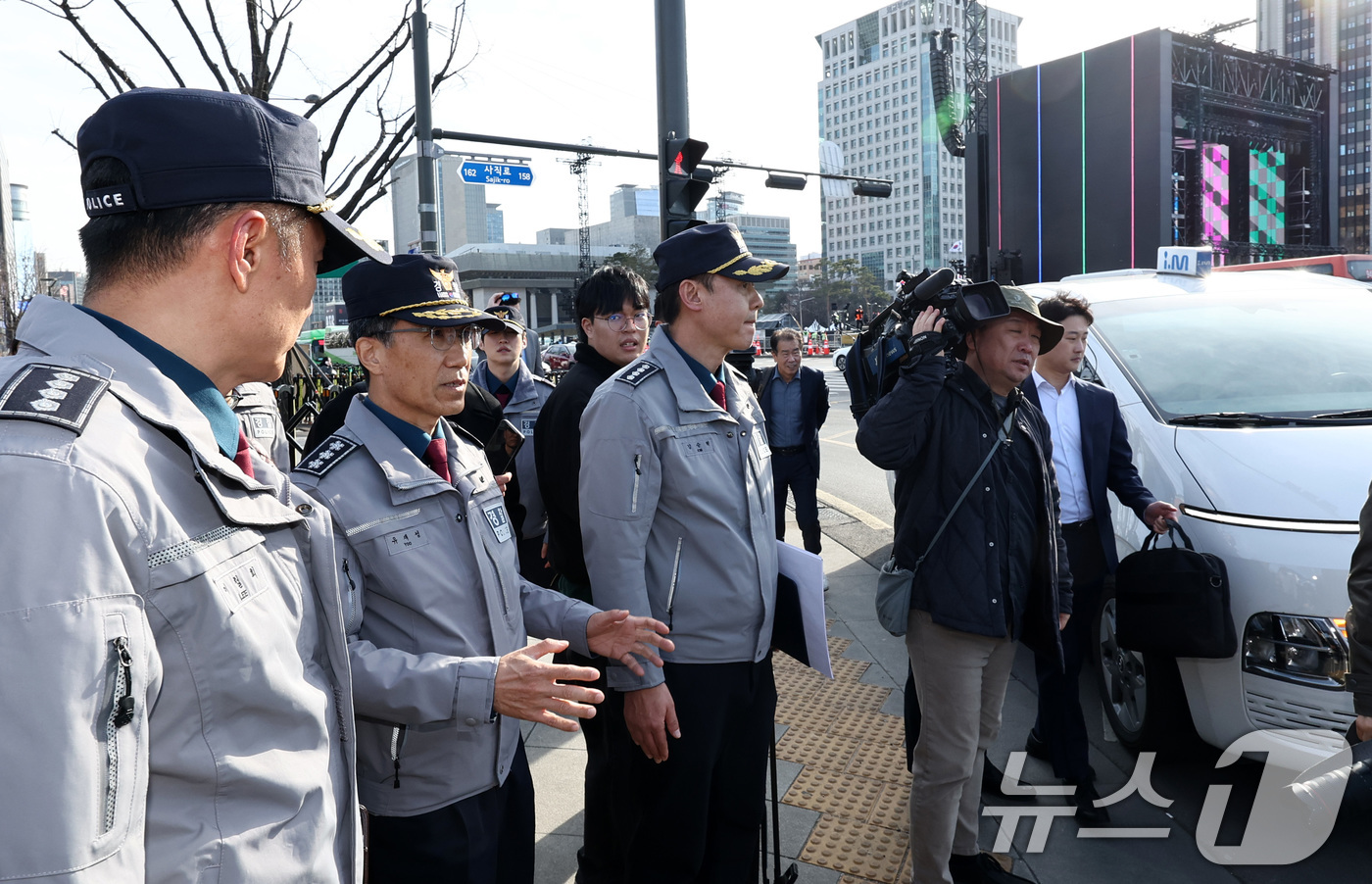 (서울=뉴스1) 최지환 기자 = 유재성 경찰청장 직무대행이 19일 오후 오는 21일 방탄소년단(BTS) 컴백 공연이 열리는 서울 종로구 광화문광장 일대를 현장점검하고 있다. 202 …