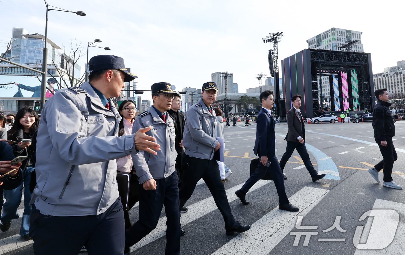 (서울=뉴스1) 최지환 기자 = 유재성 경찰청장 직무대행이 19일 오후 오는 21일 방탄소년단(BTS) 컴백 공연이 열리는 서울 종로구 광화문광장 일대를 현장점검하고 있다. 202 …