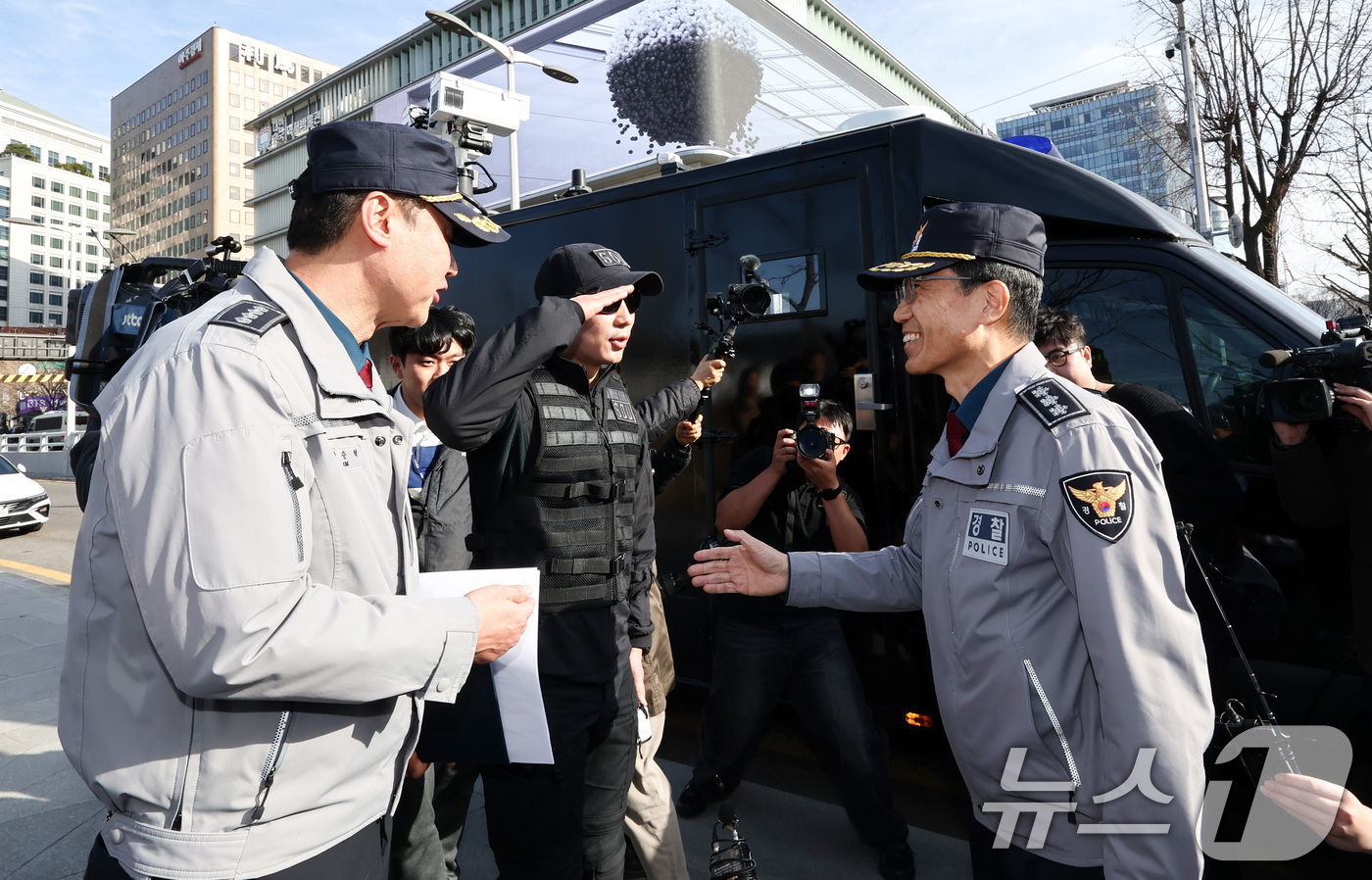 (서울=뉴스1) 최지환 기자 = 유재성 경찰청장 직무대행이 19일 오후 오는 21일 방탄소년단(BTS) 컴백 공연이 열리는 서울 종로구 광화문광장 일대를 현장점검하고 있다. 202 …