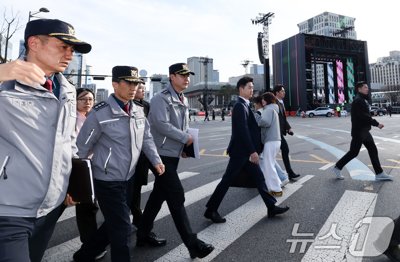 (서울=뉴스1) 최지환 기자 = 유재성 경찰청장 직무대행이 19일 오후 오는 21일 방탄소년단(BTS) 컴백 공연이 열리는 서울 종로구 광화문광장 일대를 현장점검하고 있다. 202 …