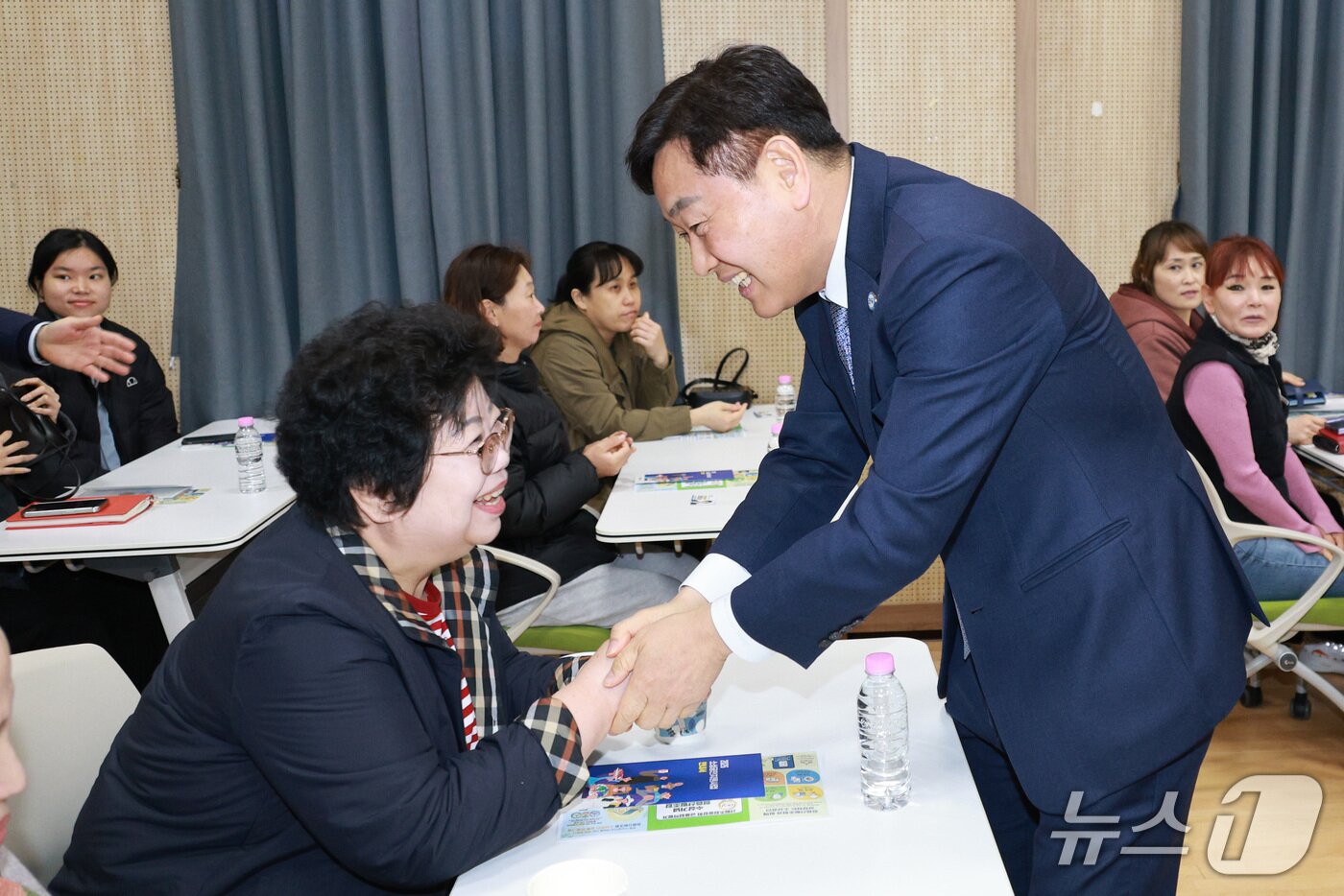 본문 이미지 -  19일 전북 정읍시 내장상동공감플러스센터에서 '소상공인 지원정책 통합설명회'가 열린 가운데 김관영 도지사가 한 참석자와 손을 맞잡고 있다.(전북도 제공. 재판매 및 DB금지)/뉴스1