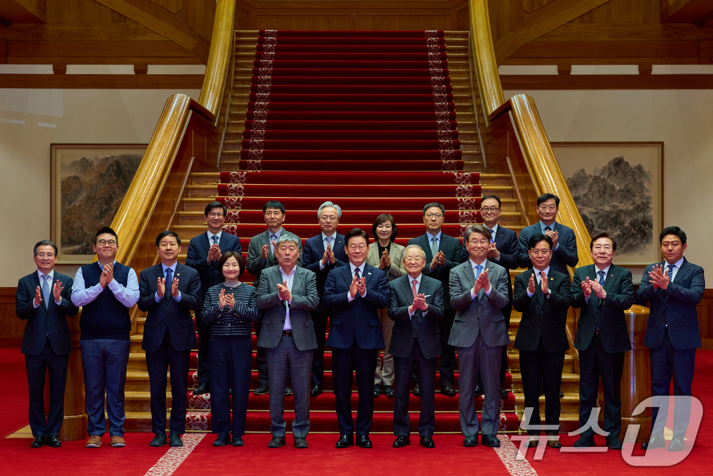 (서울=뉴스1) 허경 기자 = 이재명 대통령이 19일 청와대에서 열린 경사노위 1기 출범 맞이 노동정책 토론회를 마친 뒤 김지형 경제사회노동위원회 위원장 등 참석자들과 함께 기념촬 …