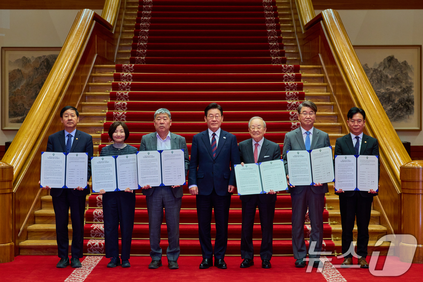 (서울=뉴스1) 허경 기자 = 이재명 대통령이 19일 청와대에서 열린 경사노위 1기 출범 맞이 노동정책 토론회를 마친 뒤 노사정 공동선언문을  든 김지형 경제사회노동위원회 위원장 …