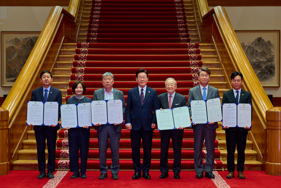 '노사정공동선언문 들고'