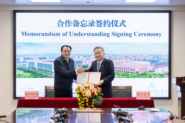 본문 이미지 - 김윤배 청주대학교 김윤배 총장(왼쪽)이 중국 잠강과기학원 유민 이사장과 협정을 맺은 뒤 기념 촬영을 하고 있다.(청주대학교 제공. 재판매 및 DB금지)