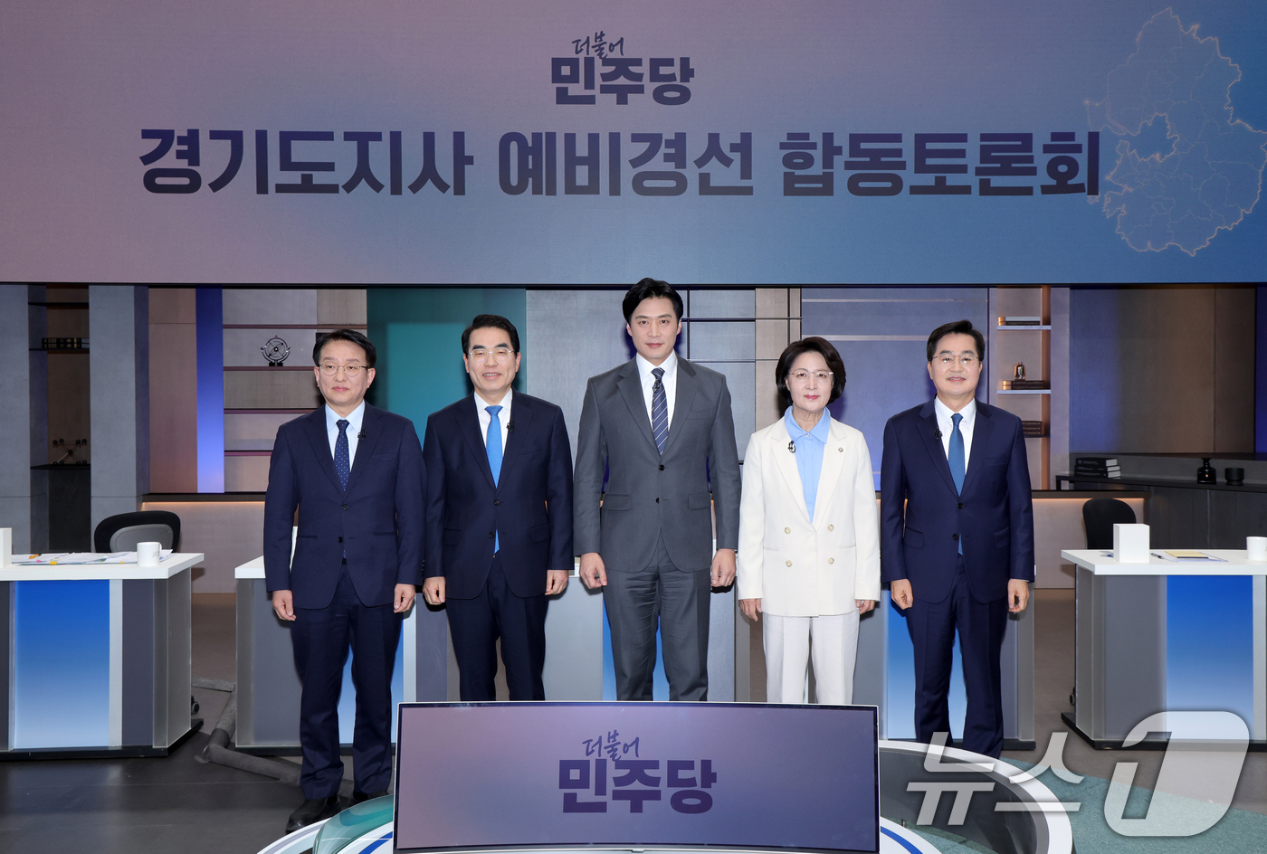 (서울=뉴스1) 국회사진기자단 = 19일 서울 마포구 JTBC에서 열린 더불어민주당 경기도지사 예비경선 합동토론회에서 예비후보들이 기념사진을 찍고 있다.왼쪽부터 권칠승 의원, 양기 …