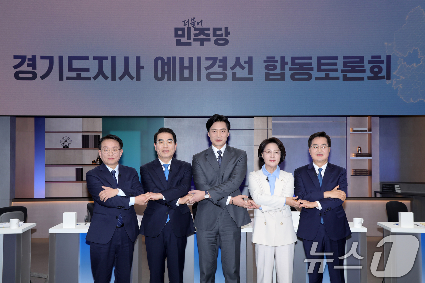 (서울=뉴스1) 국회사진기자단 = 19일 서울 마포구 JTBC에서 열린 더불어민주당 경기도지사 예비경선 합동토론회에서 예비후보들이 기념사진을 찍고 있다.왼쪽부터 권칠승 의원, 양기 …