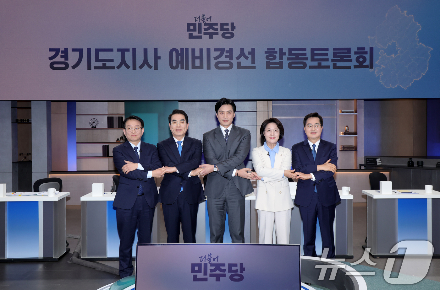 (서울=뉴스1) 국회사진기자단 = 19일 서울 마포구 JTBC에서 열린 더불어민주당 경기도지사 예비경선 합동토론회에서 예비후보들이 기념사진을 찍고 있다.왼쪽부터 권칠승 의원, 양기 …