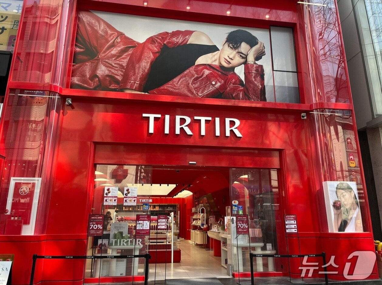 본문 이미지 - 티르티르 명동점 매장은 모델 BTS '뷔' 사진을 걸고 고객을 맞이하고 있다. ⓒ 뉴스1 신민경 기자