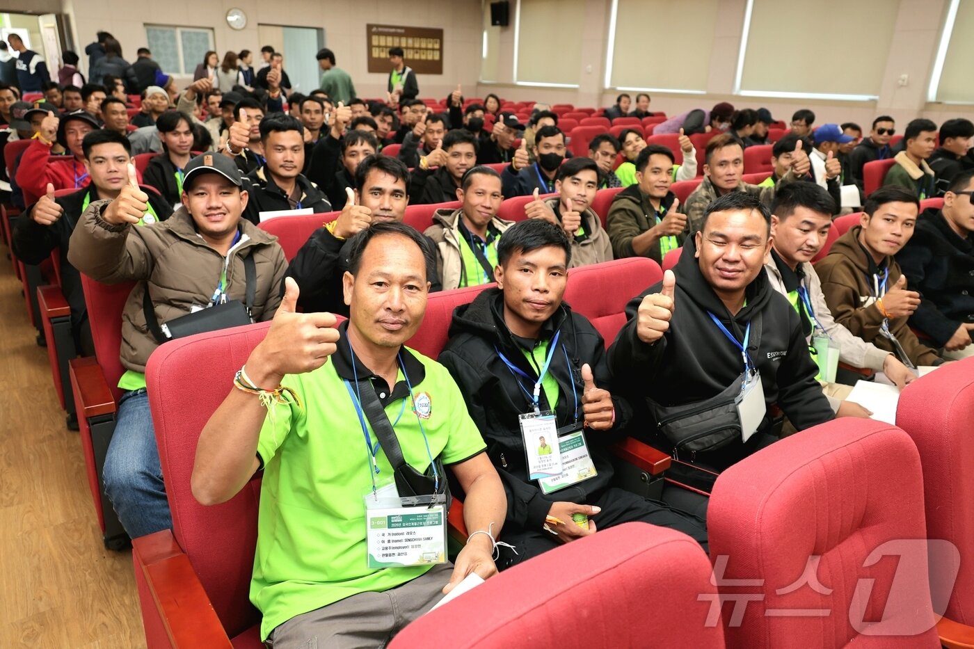 본문 이미지 - 19일 충북 괴산군에 들어온 라오스 외국인 계절 근로자들이 괴산군 농업기술센터에서 열린 환영식에서 즐거운 표정을 하고 있다.(괴산군 제공. 재판매 및 DB금지)