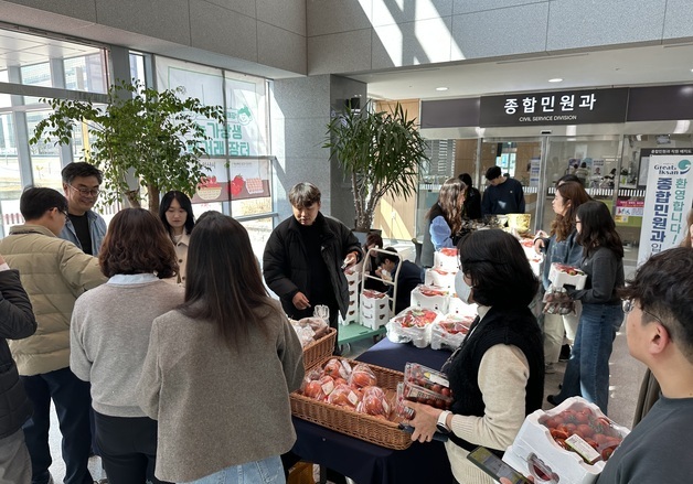 익산시, 농가 돕는 로컬푸드 직거래장터 연장…3일간 1600만원 매출
